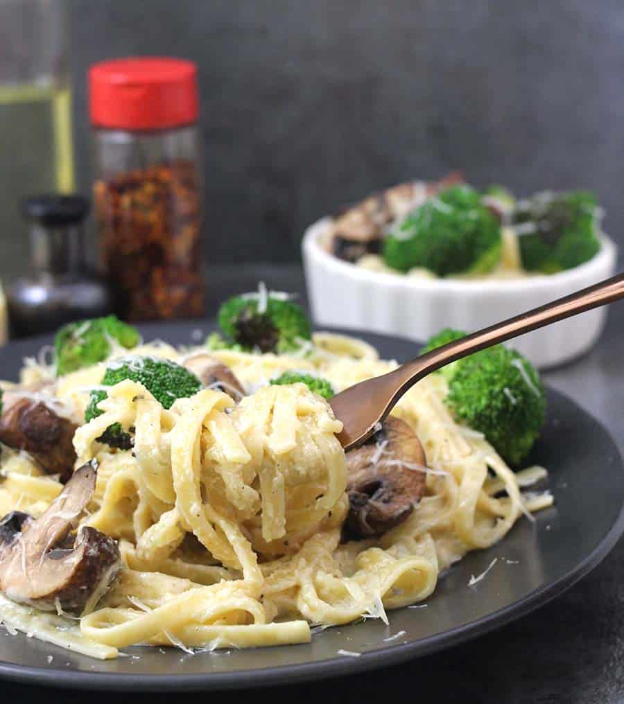 Fettuccine Alfredo,  kids friendly recipes, Easy vegetarian pasta recipes, dinner and lunch recipes, classic homemade alfredo sauce from scratch, Italian pasta recipes, chicken alfredo, instant pot, mushroom and broccoli recipes, 