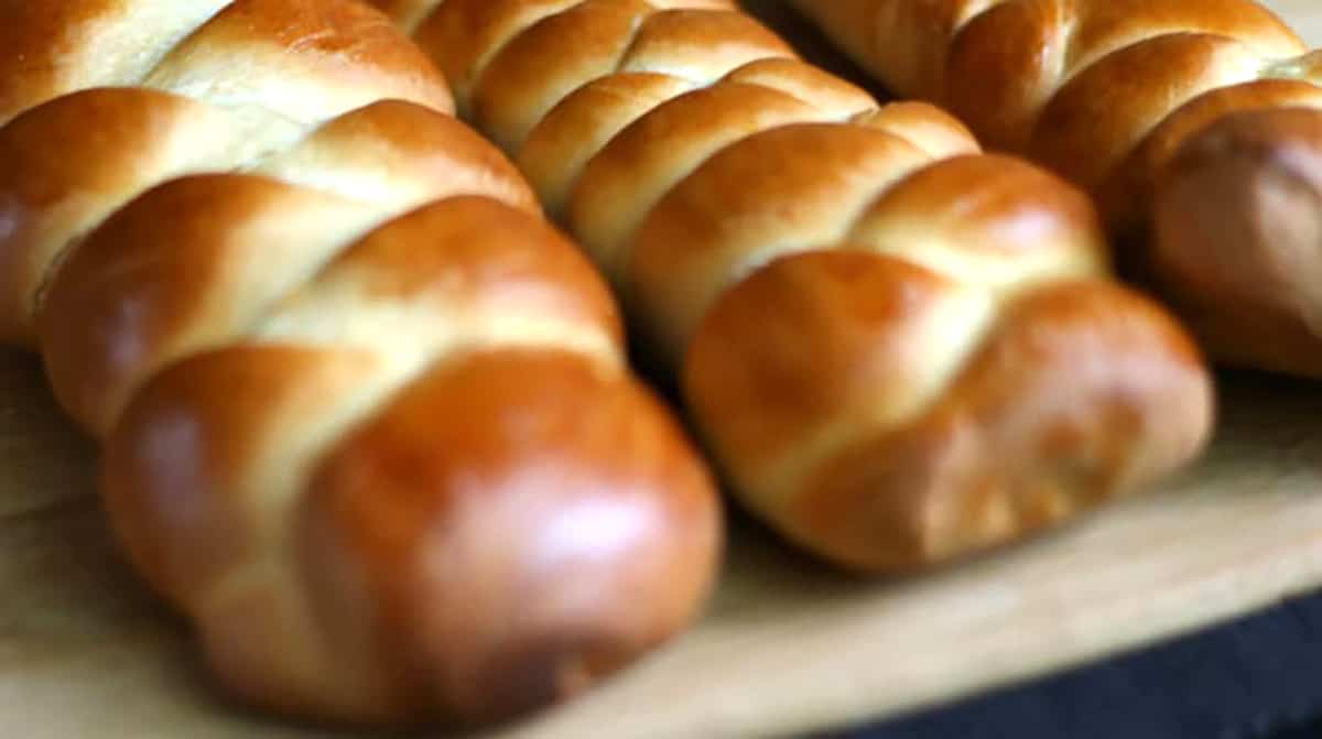 butterzopf (plaited zopf) or tresse bread loaves on a serving tray. 