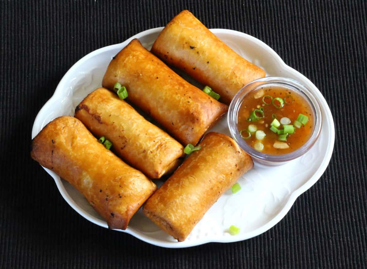 Crispy fried spring rolls, vegetarian restaurant style (lumpia, thai spring rolls). 