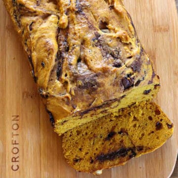 Best pumpkin chocolate chip bread loaf | Easy and healthy chocolate pumpkin swirl bread recipe.