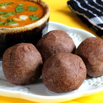 ragi mudde (finger millet balls) served with bassaru (veg curry)