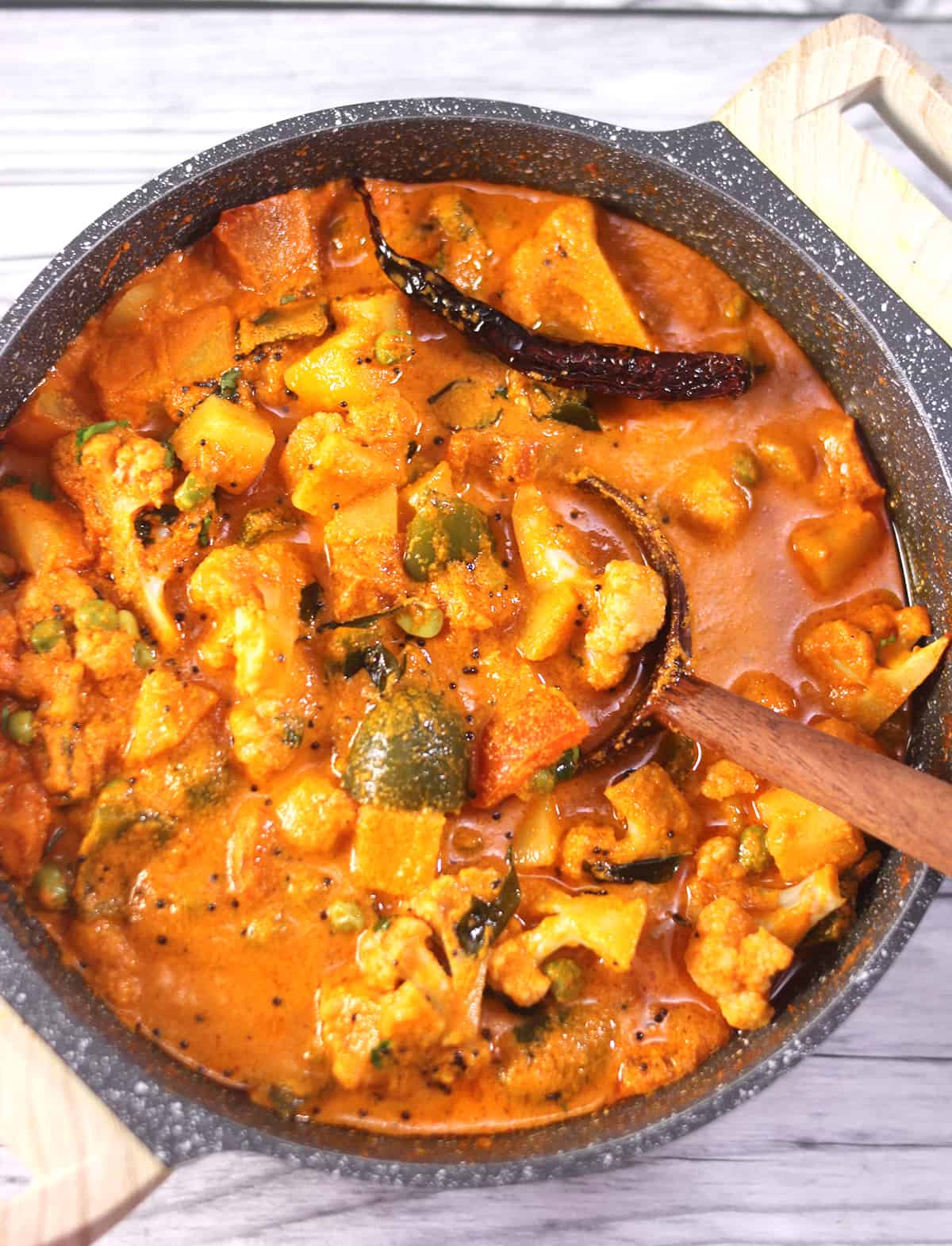 Best and easy potato curry in a pan (Indian aloo sabzi, Konkani batate vagu).
