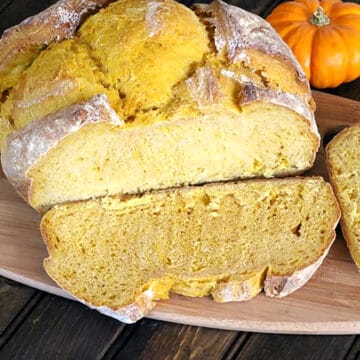 Best pumpkin bread recipe. Easy and vegan pumpkin bread loaf. Fall and holiday bread baking.