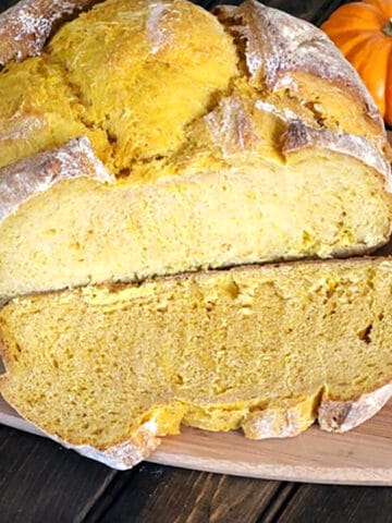 Best pumpkin bread recipe. Easy and vegan pumpkin bread loaf. Fall and holiday bread baking.