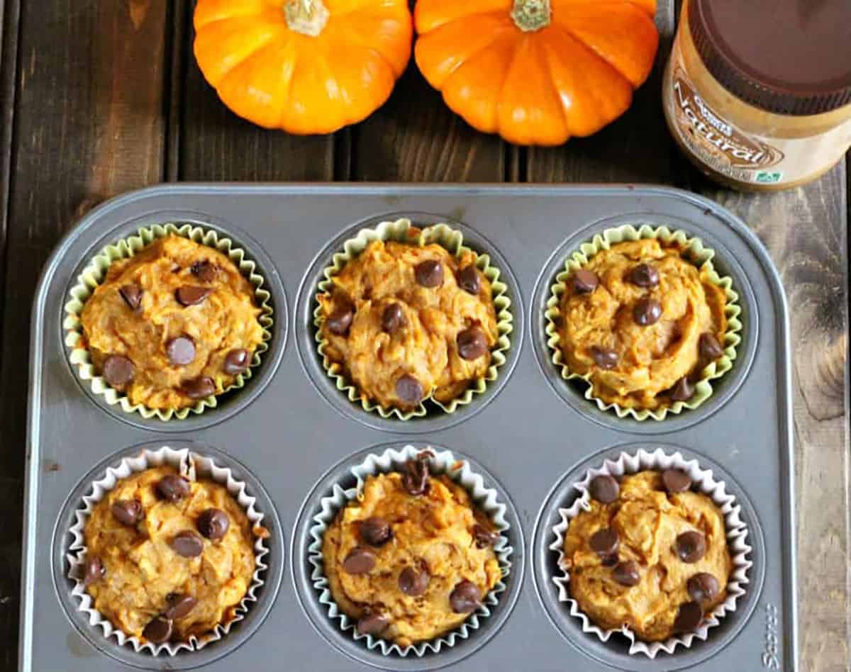 Easy pumpkin cupcakes with peanut butter. Best fall and holiday dessert recipe. 
