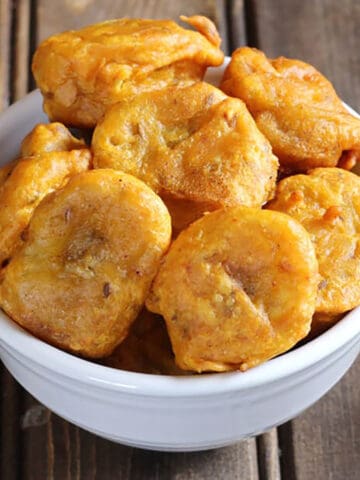 Best and easy fried plantains, vegan and gluten-free (sweet plantain fritters or ripe banana pakora).