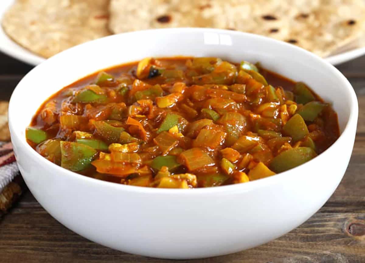 Onion Capsicum masala curry. Simple side dish to serve with naan, roti, chapati, rice, dosa, etc. 