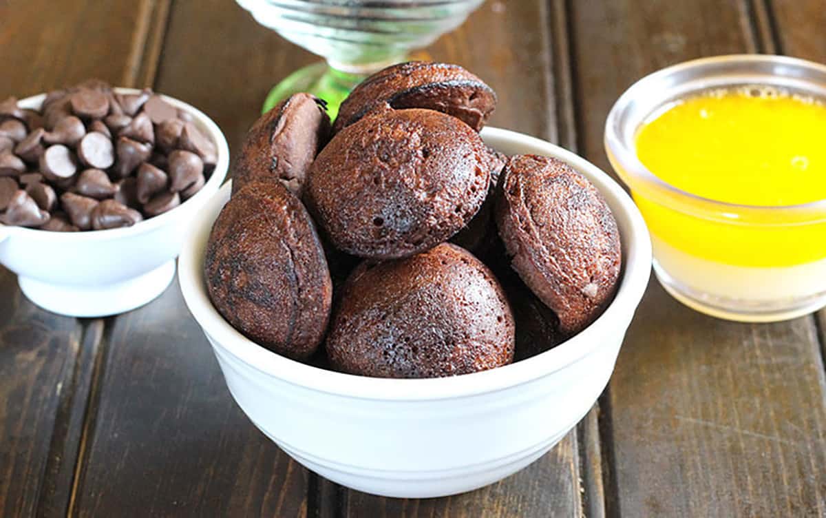 Chocolate appe (paniyaram, paddu, appam) or Mini eggless choco lava cake without an oven.