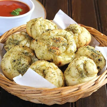 Best and easy homemade garlic knots recipe