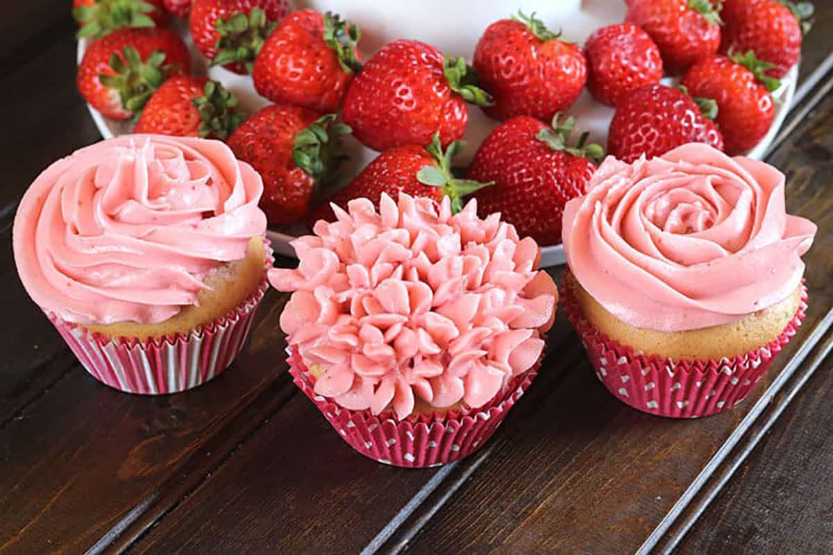 best strawberry buttercream frosting from fresh strawberries for decorating cakes and cupcakes  