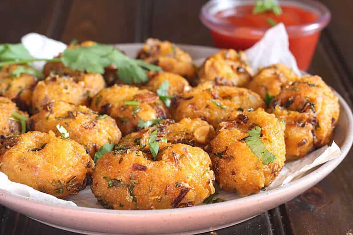 crispy and crunchy fritters or pakoras or croquettes with leftover rice, vegetarian snacks 