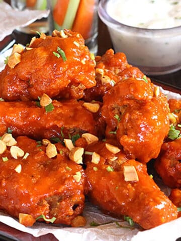best and easy, spicy and crispy honey sriracha chicken wings recipe for super bowl game night party
