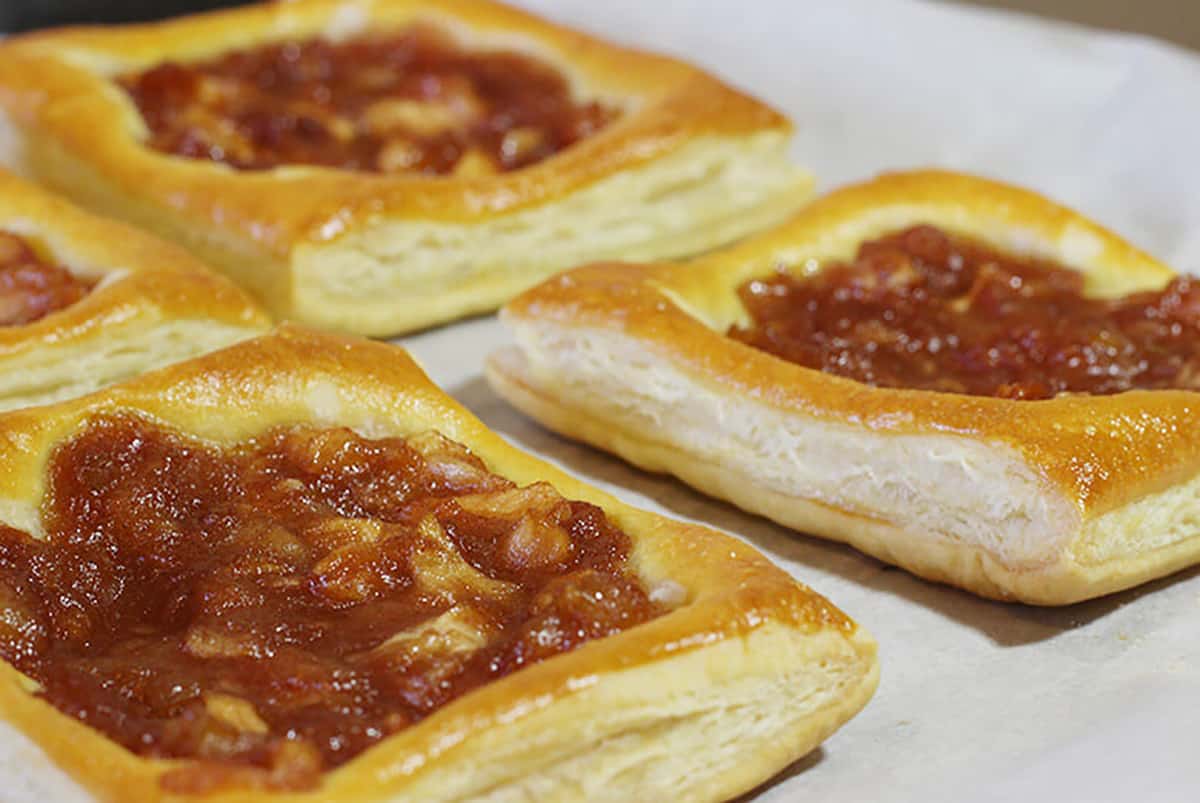 simple and easy, flaky apple tart pastry using puff pastry sheets.