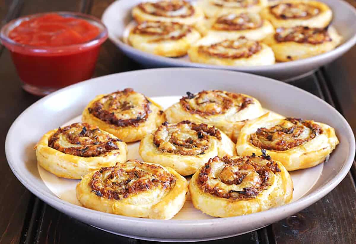 easy puff pastry pinwheels or veggie pinwheels. Bite-size snack, appetizer, or finger food. 