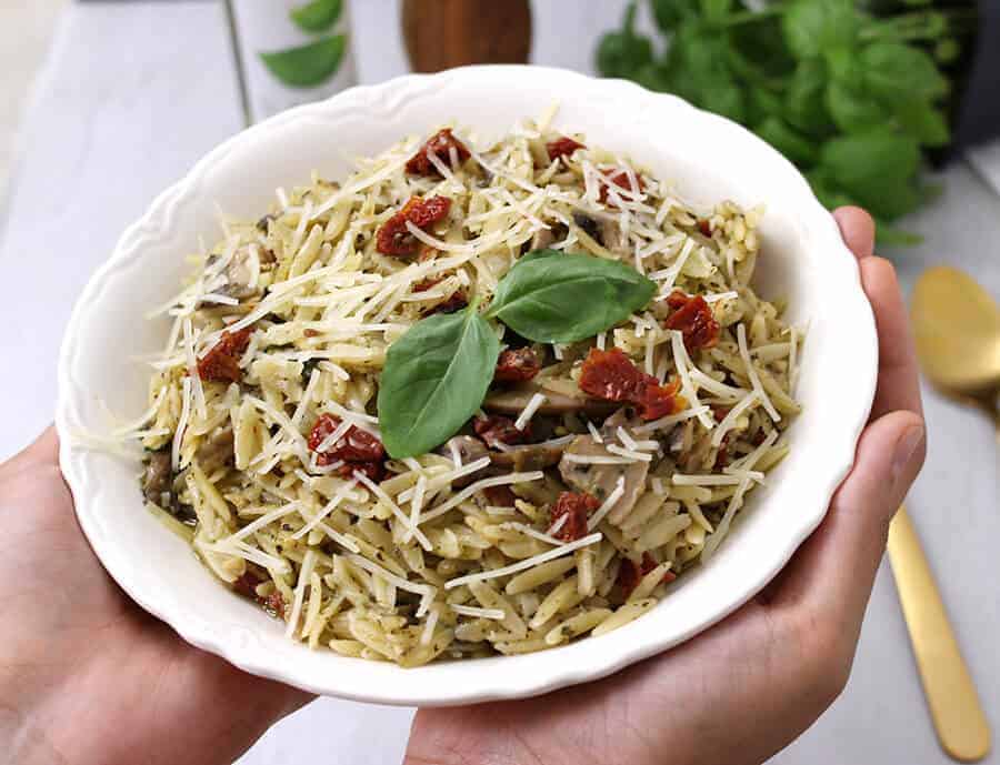 Orzo with pesto and sun dried tomatoes