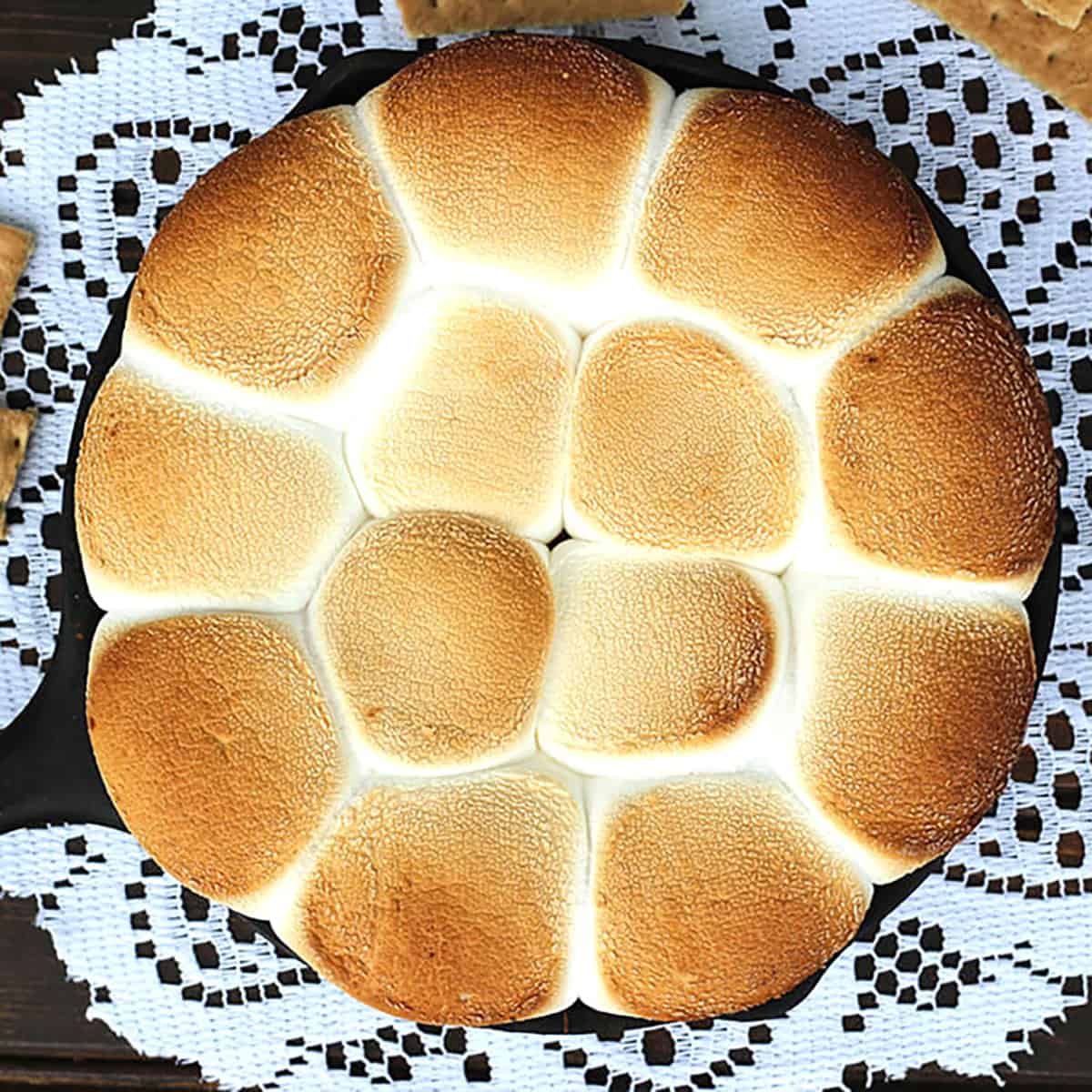 Best marshmallow s'mores dip with peanut butter (oven baked). Easy dessert dip.