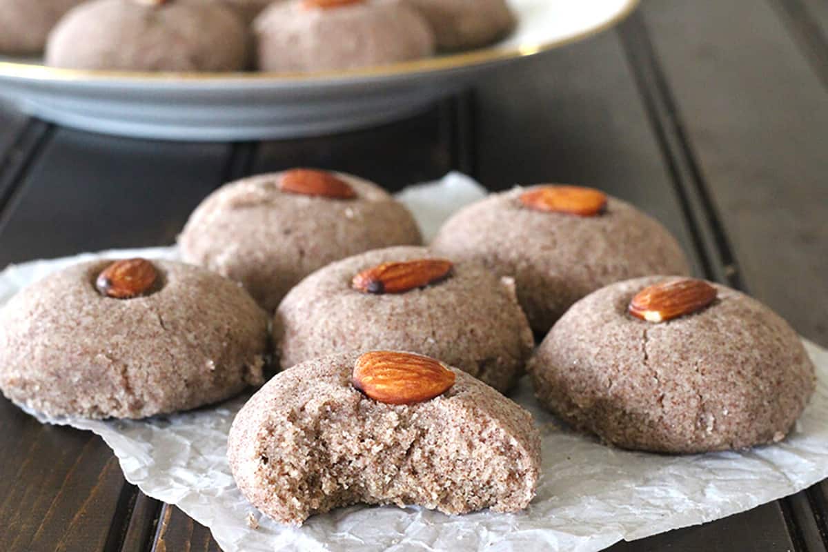 Indian bakery style ragi nankhatai, ragi biscuits, eggless finger millet cookies #indiansweets
