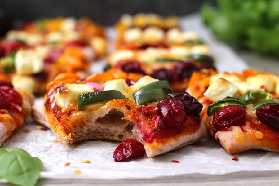 MINI PIZZAS WITH CRANBERRY CRUST / Cranberry Recipes / Classic Recipes / Cheese Recipes / Holiday Recipes / SUmmer recipes