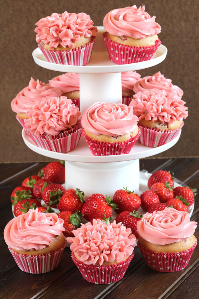 Strawberry Cupcakes With ButterCream Frosting / Best Strawberry Recipes / Buttercream frosting / SUmmer recipes / Best way to eat strawberries / Strawberry shortcake / Scones 