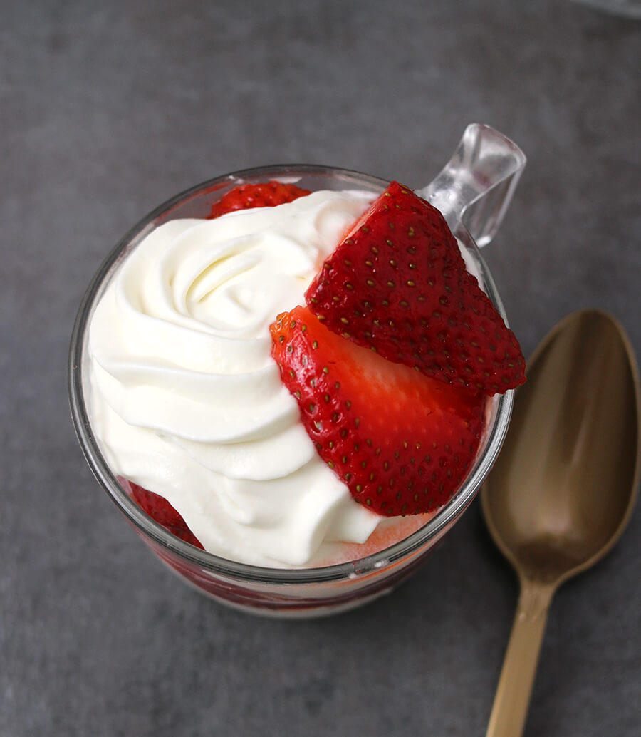 Strawberries and Cream / fresas con crema receta / Wimbledon / Strawberry Romanoff / Strawberry Parfaits / Best ways to use fresh strawberries