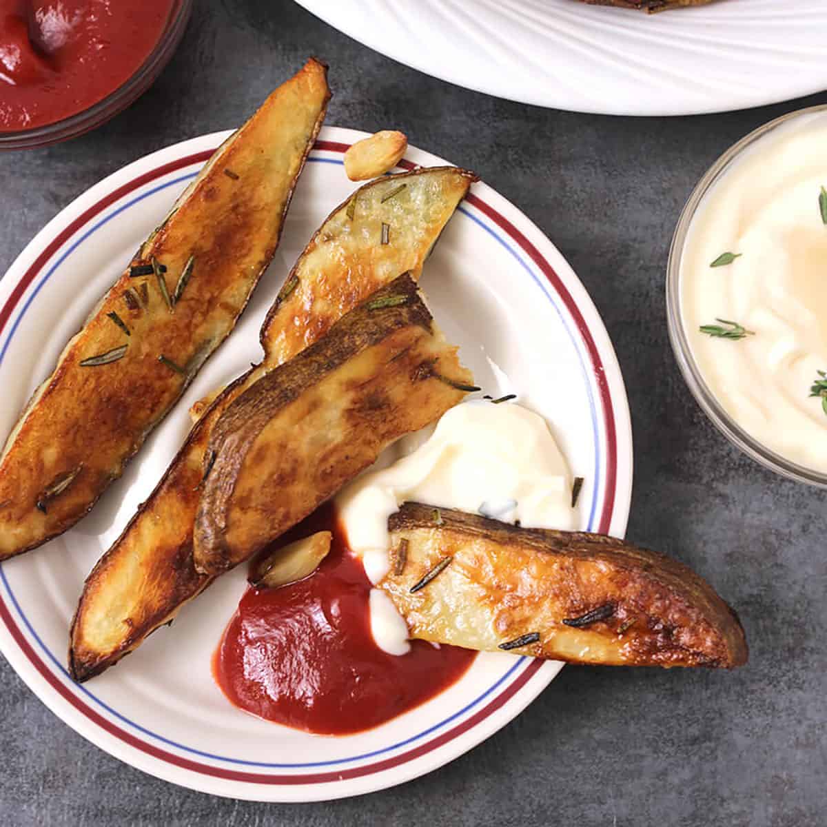Roasted Rosemary Potatoes | Oven Roasted Crispy Potatoes - Potato Appetizer & Side DIsh.