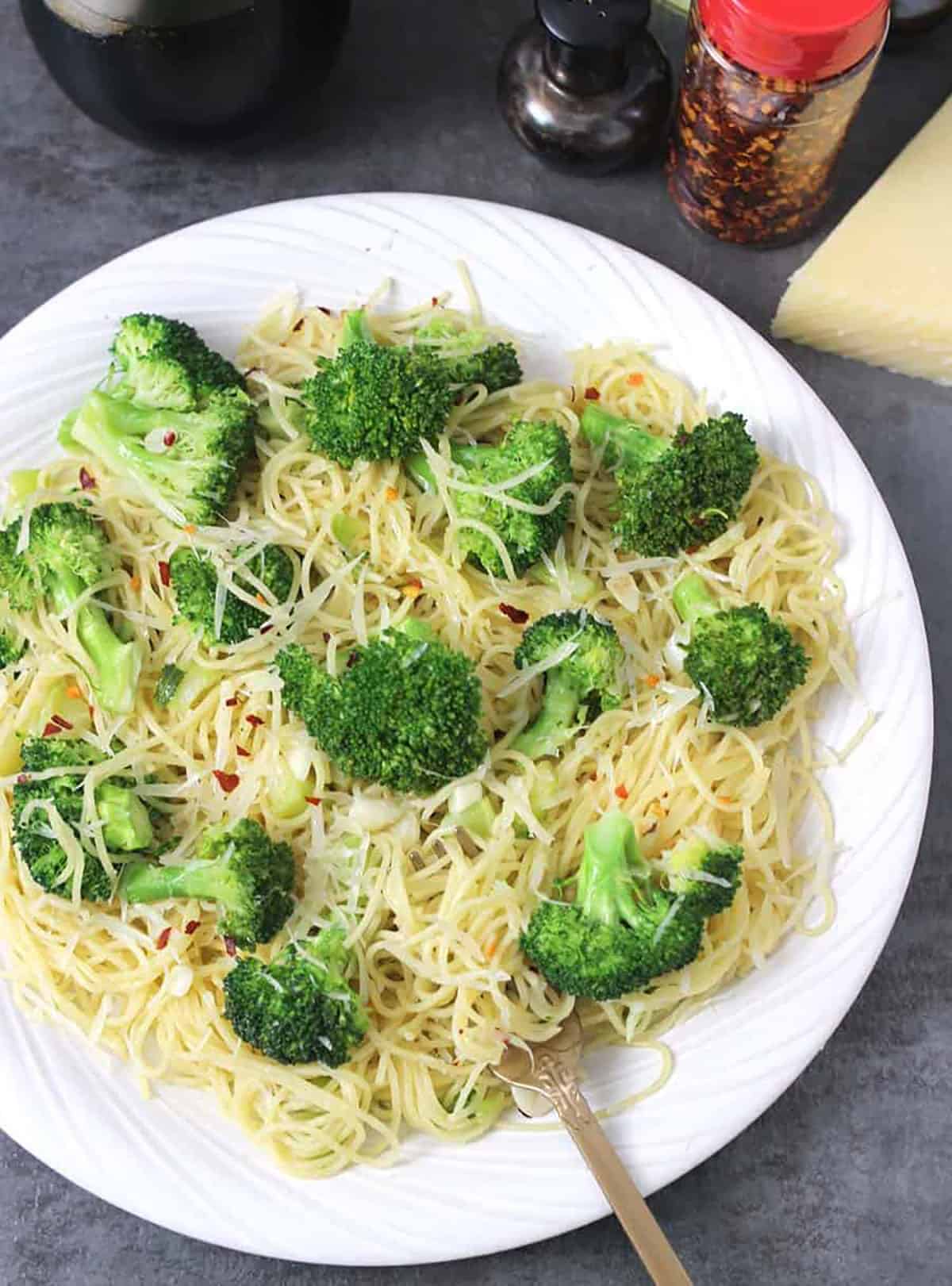 best and easy garlic broccoli pasta on a serving plate.