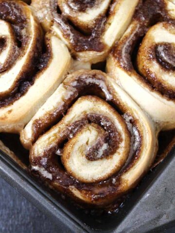 Best & Easy Cinnamon rolls from scratch with brown butter and cream cheese frosting. holiday season breakfast recipes, cinnamon buns, cinnamon danish, cinnamon swirl, cinnamon snail, christmas breakfast recipes