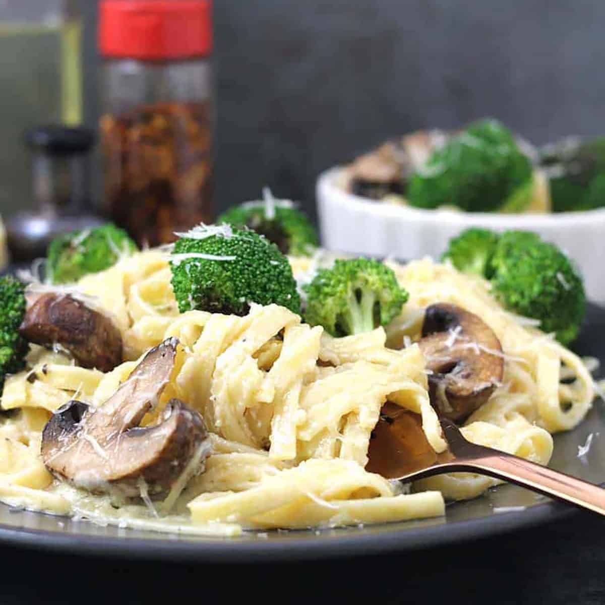 Best fettuccine alfredo with homemade alfredo sauce, mushroom, and broccoli. Vegetarian pasta.