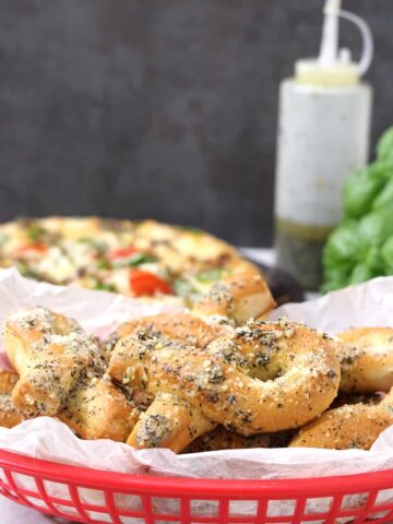 Garlic Parmesan Bread Twists, How to make garlic knots using best, easy and quick, fresh homemade pizza dough, #dominos #papajohns #pizzahut #garlicknots #breadsticks #breadtwists #appetizers #dinnersides #pizzaparty #fingerfood