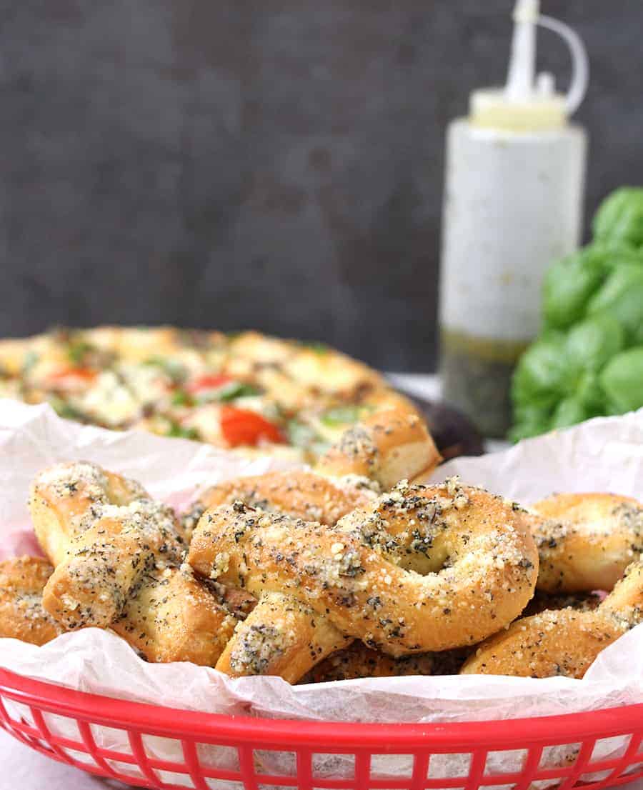 Garlic Parmesan Bread Twists, How to make garlic knots using best, easy and quick, fresh homemade pizza dough, vegan garlic knots #dominos #papajohns #pizzahut #garlicknots #breadsticks #breadtwists #appetizers #dinnersides #pizzaparty #fingerfood