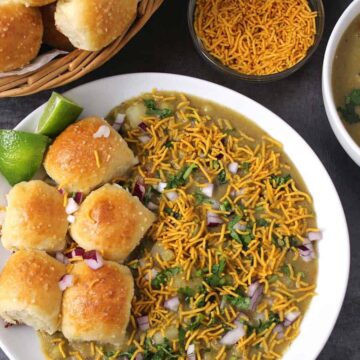 Misal pav, Usal Pav, maharashtrian, mumbai street food, breakfast, snack and meal recipe, ladi pav bun, Indian dinner rolls, spicy kolhapuri, pune, nashik recipe, sprouts or lentil curry, #indianrecipes #Misalpav #pav #bun #dinnerrolls #Misal #usal #greenpeas #sprouts #instantpotmisal