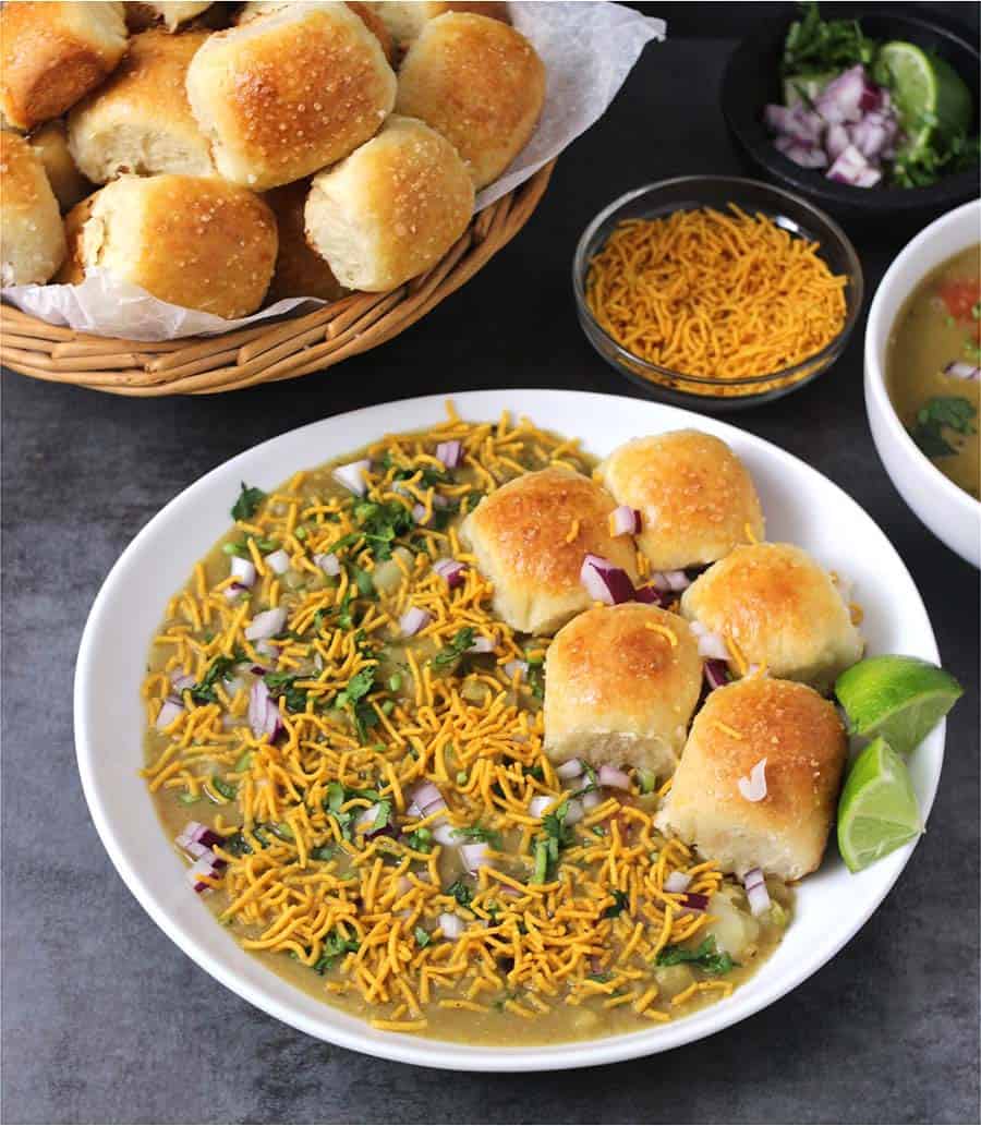 Pressure cooker Misal pav, Usal Pav, How to sprout beans, maharashtrian, mumbai street food, breakfast, snack and meal recipe, ladi pav bun, Indian dinner rolls, spicy kolhapuri recipe, #indianrecipes #Misalpav #pav #bun #dinnerrolls #Misal #usal #greenpeas #sprouts