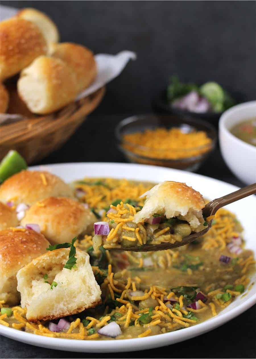 Instant pot Misal pav, Usal Pav, sprouts curry, lentil curry, ladi pav bun, Indian dinner rolls, spicy kolhapuri recipe, #indianrecipes #Misalpav #pav #bun #dinnerrolls #Misal #usal #greenpeas #sprouts