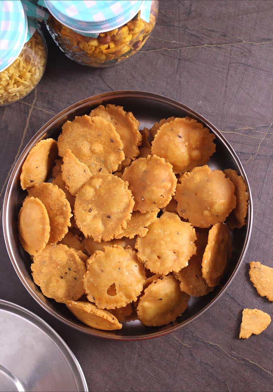 nippatu maduva vidhana, kombdi vade, Mangalore Udupi Konkani recipes, murukku, chakli,  Indian snacks