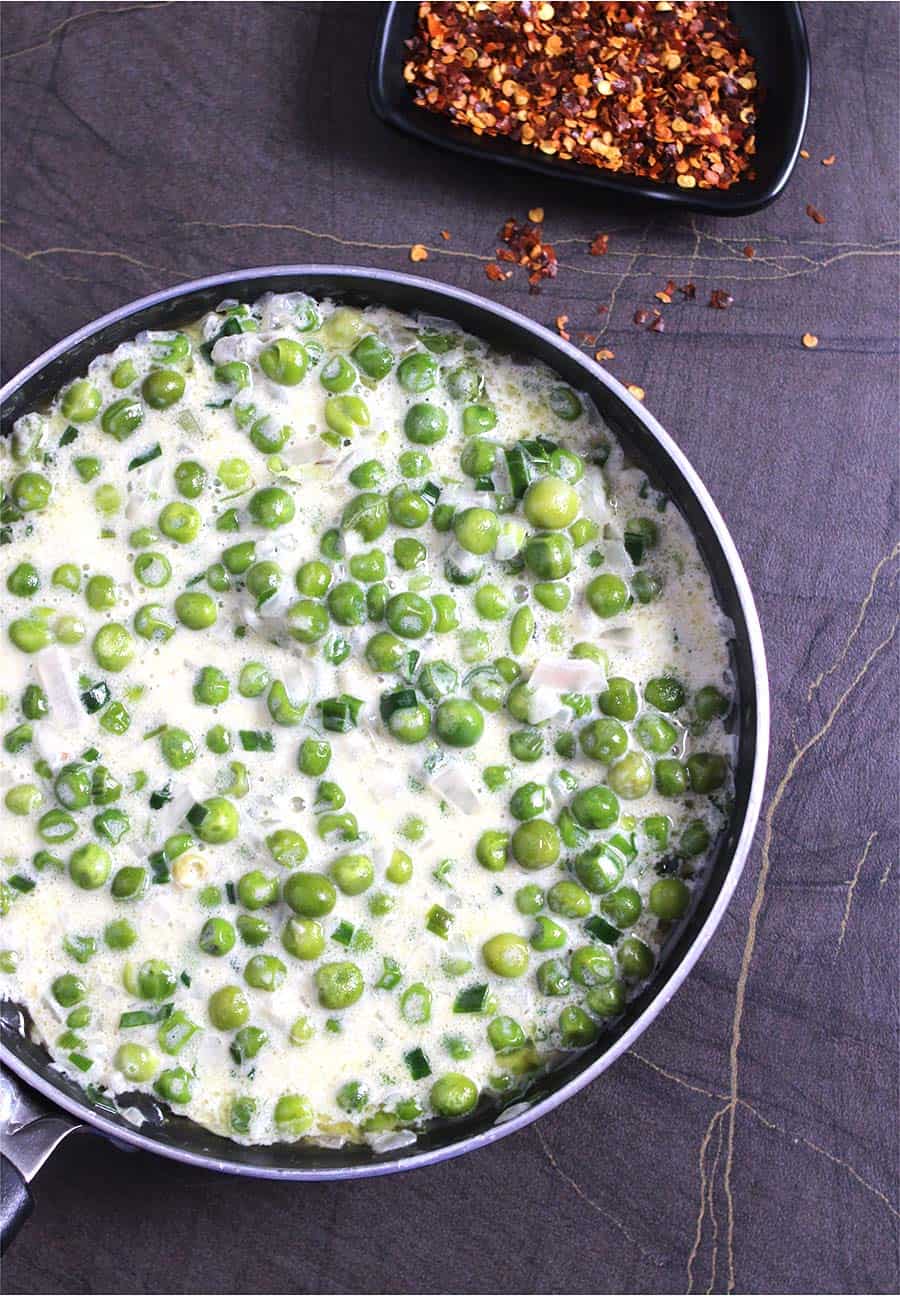 Cream peas in baguette bowl. How to make mushy peas. #christmasdinner #dinnerideas #sidedish