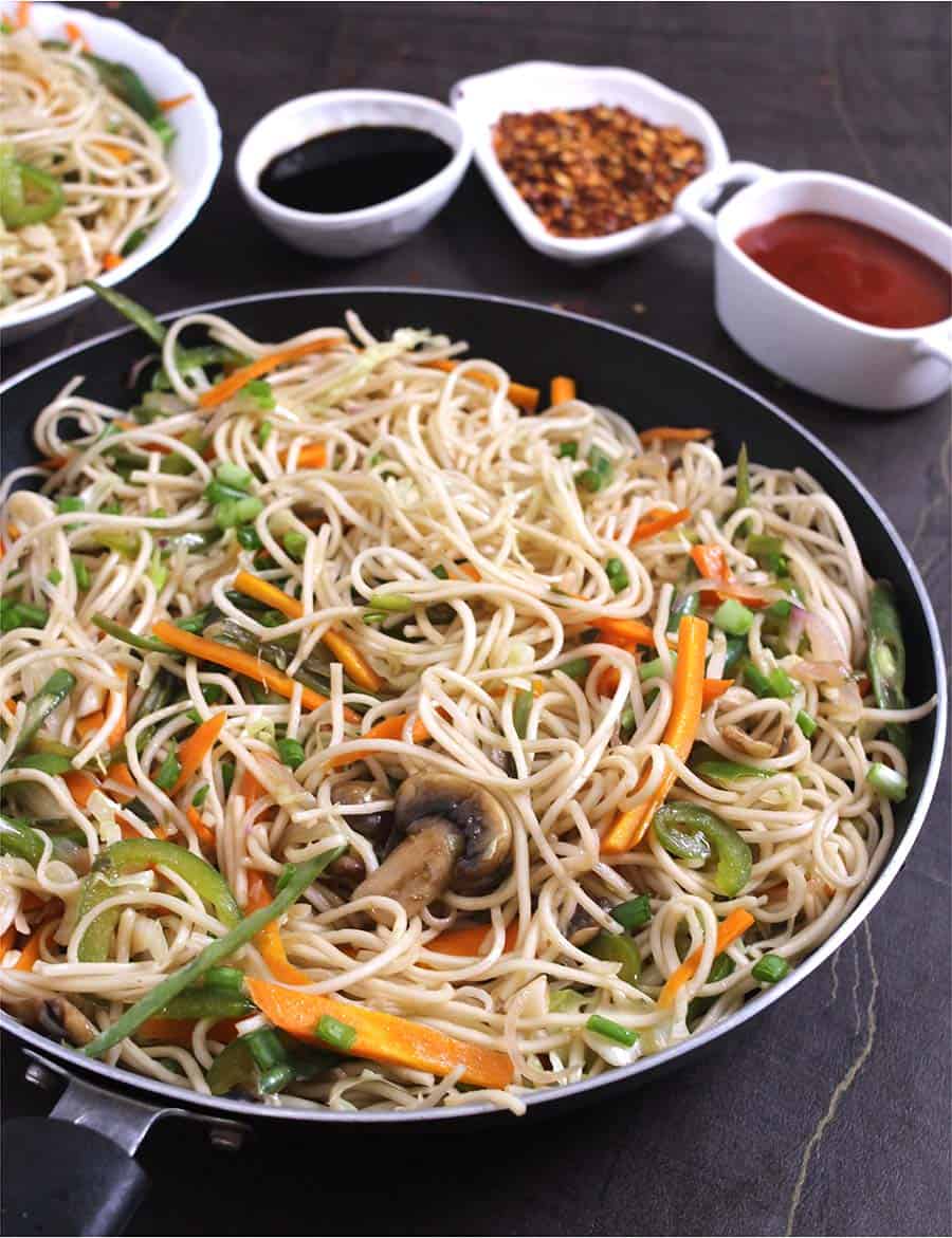 how to make restaurant-style hakka noodles, lo mein, quick & easy Indian dinner & lunch recipes.