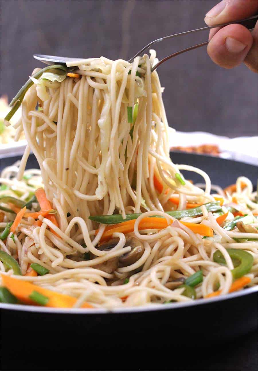 how to make restaurant-style hakka noodles, lo mein, quick & easy Indian dinner & lunch recipes.