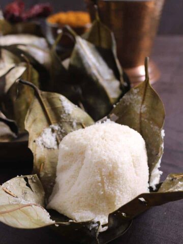 idli batter steamed in jackfruit leaves, khotte kadubu, khotto, kotte, kottige, gunda #idli #konkani