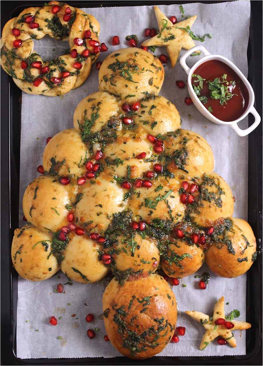 christmas tree pull-apart bread recipe, holiday Christmas bread, wreath #appetizer #dinnersides 