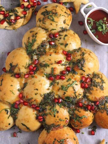 best cheesy garlic christmas tree pull apart bread recipe, christmas wreath and star bread