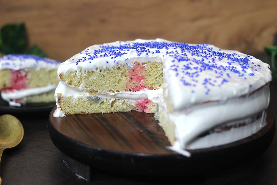strawberry blueberry poke cake, themed birthday cakes, vanilla cake, #christmascake #easterdessert 