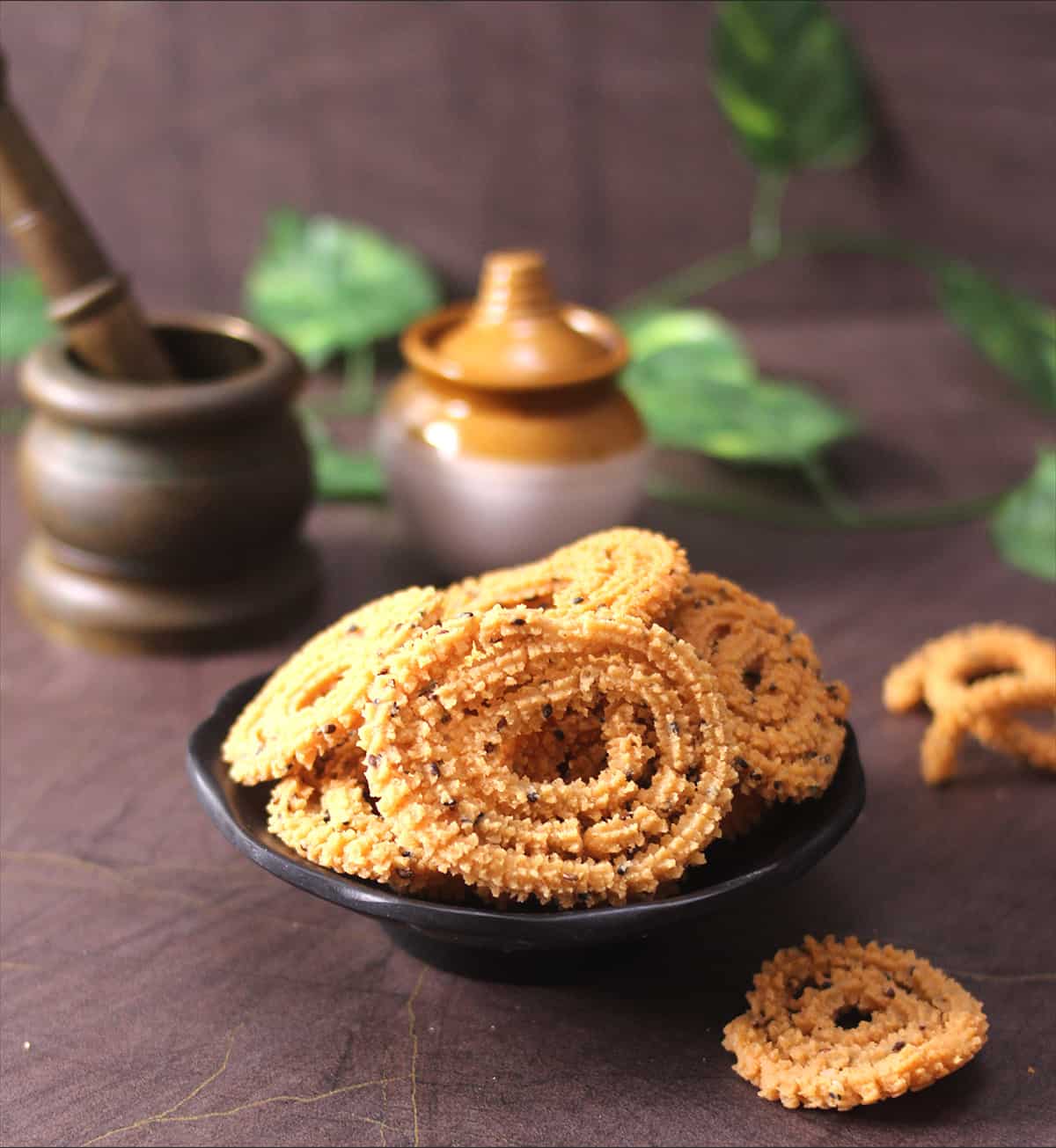 easy, instant chakkuli, jantikalu or murruku made using rice flour, urad dal and minium spices