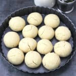 Perfect Nankhatai cookies served in a black pan.