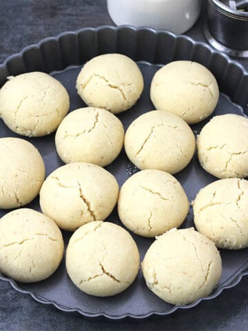 Perfect Nankhatai cookies served in a black pan.