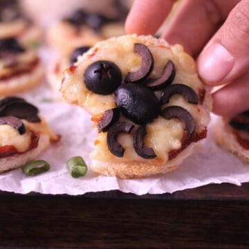 Bread Pizza (Halloween Pizza or Spooky Mini Spider Pizza) Quick and healthy snacks for kids.