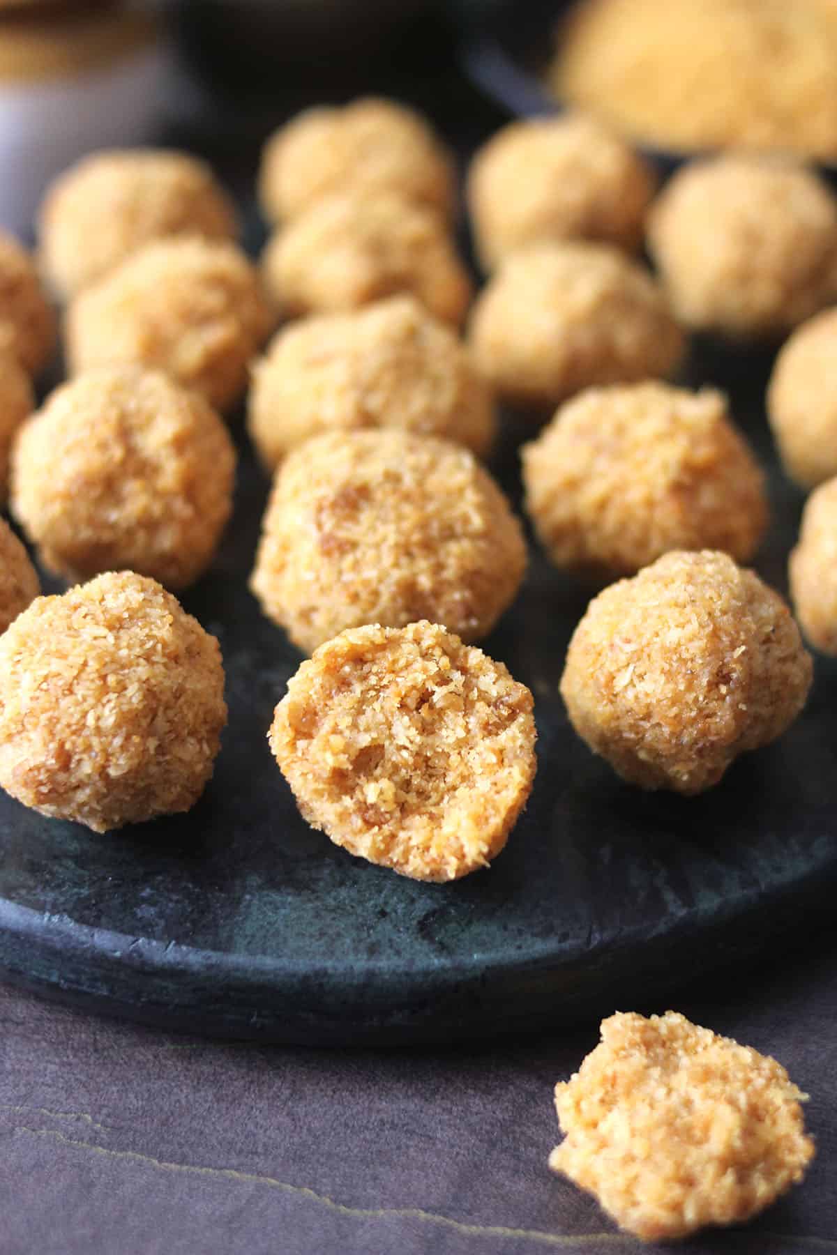kobbari louz, coconut ladoo with fresh, dry or desiccated coconut and jaggery