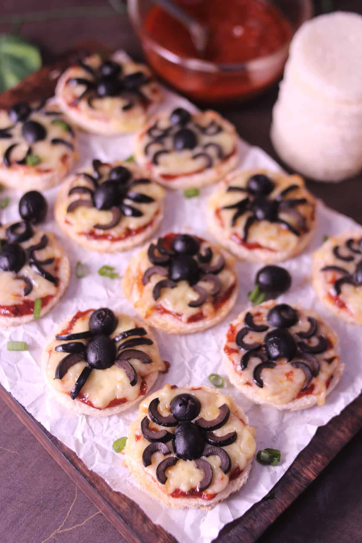 easy and quick halloween pizza recipe ideas, mini pizzas for party.