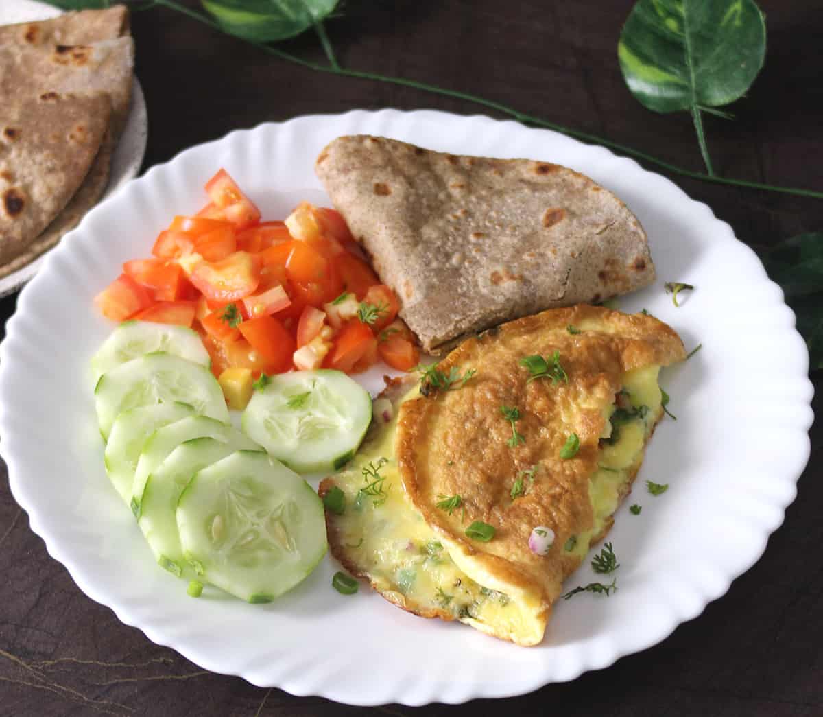 healthy meal for weight loss and diabetes (multigrain roti, omelette, cucumber, tomato)