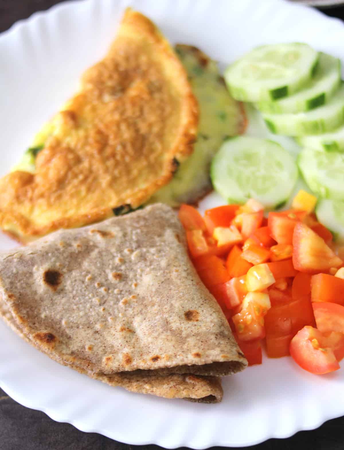 healthy meal under 500 calories for weight loss diet (roti, omelet, cucumber, tomatoes)