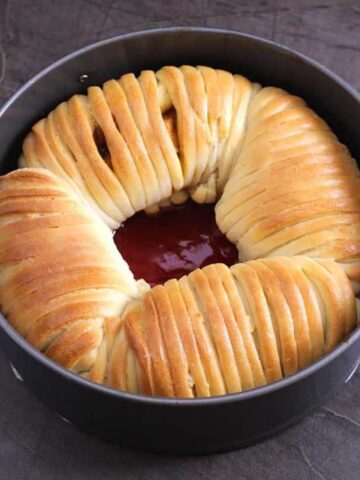 Easy and delicious filled wool roll bread in a round baking pan.